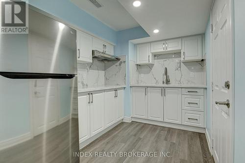 12 Steed Court, Cambridge, ON - Indoor Photo Showing Kitchen