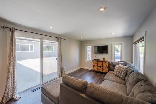 1400 Green Lake Road, Okanagan Falls, BC - Indoor Photo Showing Living Room