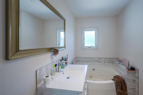 1400 Green Lake Road, Okanagan Falls, BC - Indoor Photo Showing Bathroom