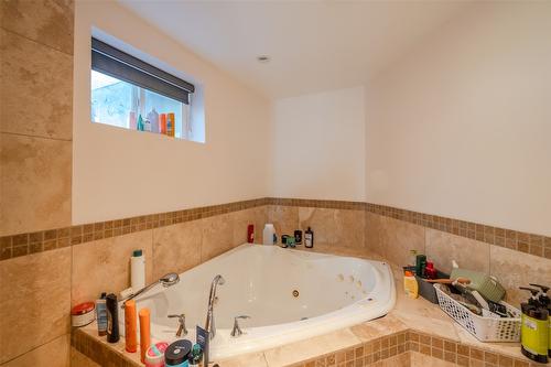 1400 Green Lake Road, Okanagan Falls, BC - Indoor Photo Showing Bathroom