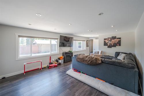 1400 Green Lake Road, Okanagan Falls, BC - Indoor Photo Showing Living Room