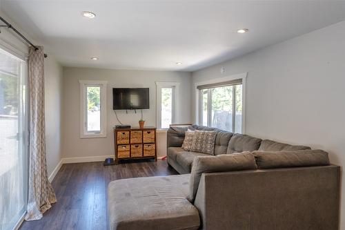 1400 Green Lake Road, Okanagan Falls, BC - Indoor Photo Showing Living Room