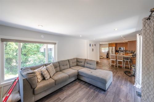 1400 Green Lake Road, Okanagan Falls, BC - Indoor Photo Showing Living Room