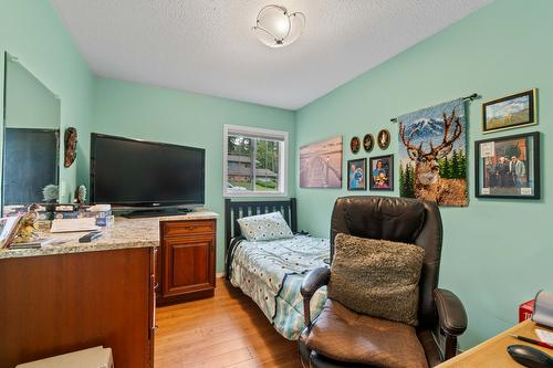 1571 17 Street, Salmon Arm, BC - Indoor Photo Showing Bedroom