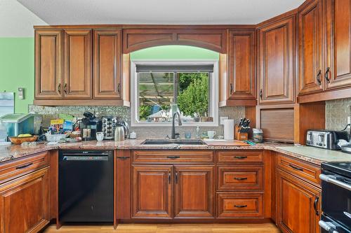 1571 17 Street, Salmon Arm, BC - Indoor Photo Showing Kitchen With Double Sink