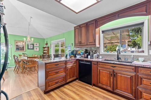 1571 17 Street, Salmon Arm, BC - Indoor Photo Showing Kitchen