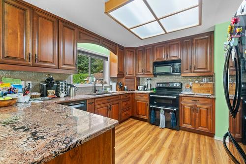 1571 17 Street, Salmon Arm, BC - Indoor Photo Showing Kitchen