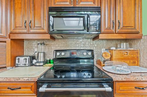 1571 17 Street, Salmon Arm, BC - Indoor Photo Showing Kitchen