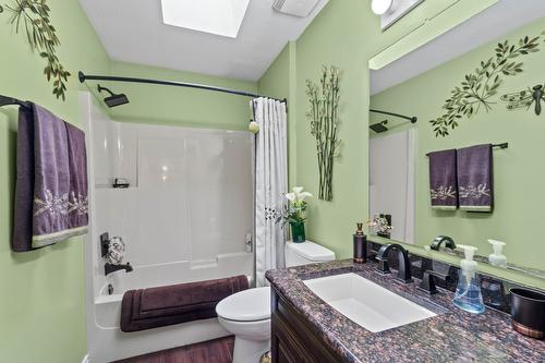 1571 17 Street, Salmon Arm, BC - Indoor Photo Showing Bathroom