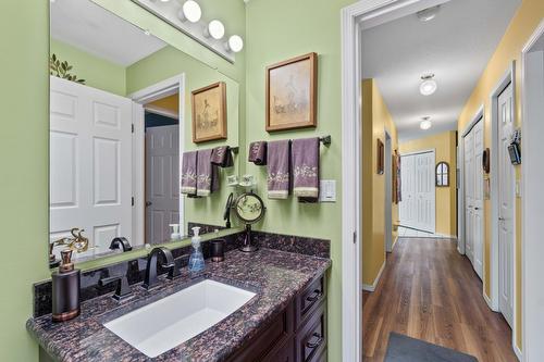 1571 17 Street, Salmon Arm, BC - Indoor Photo Showing Bathroom