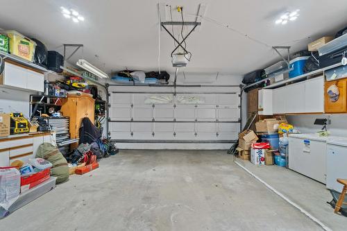 1571 17 Street, Salmon Arm, BC - Indoor Photo Showing Garage