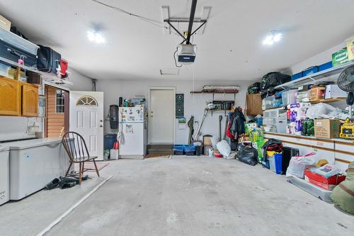 1571 17 Street, Salmon Arm, BC - Indoor Photo Showing Garage