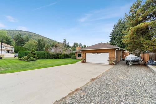 1571 17 Street, Salmon Arm, BC - Outdoor