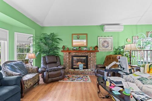 1571 17 Street, Salmon Arm, BC - Indoor Photo Showing Living Room With Fireplace