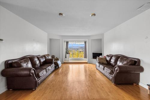 848 Webster Road, Kelowna, BC - Indoor Photo Showing Living Room