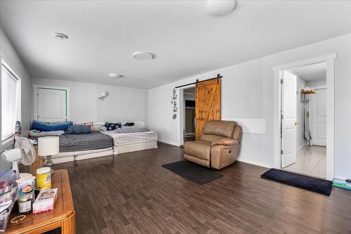 848 Webster Road, Kelowna, BC - Indoor Photo Showing Living Room