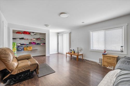 848 Webster Road, Kelowna, BC - Indoor Photo Showing Living Room