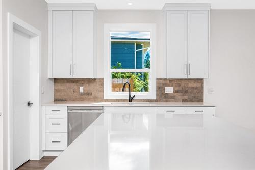 8909 Cherry Lane, Coldstream, BC - Indoor Photo Showing Kitchen