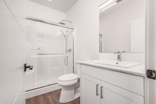 8909 Cherry Lane, Coldstream, BC - Indoor Photo Showing Bathroom