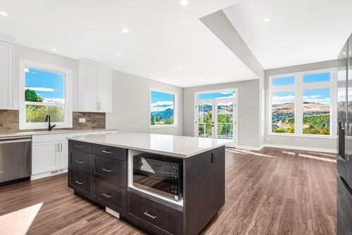 8909 Cherry Lane, Coldstream, BC - Indoor Photo Showing Kitchen