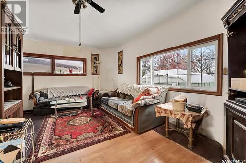 903 H Avenue S, Saskatoon, SK - Indoor Photo Showing Living Room