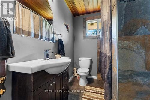 537 Almira Street, Pembroke, ON - Indoor Photo Showing Bathroom