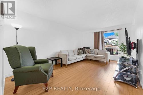 660 White Elm Boulevard, Waterloo, ON - Indoor Photo Showing Living Room