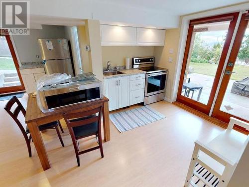 4557 Willingdon Ave, Powell River, BC - Indoor Photo Showing Kitchen