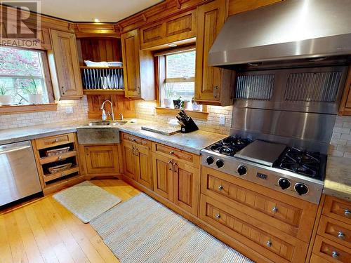 4557 Willingdon Ave, Powell River, BC - Indoor Photo Showing Kitchen