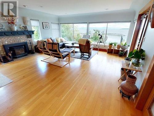 4557 Willingdon Ave, Powell River, BC - Indoor Photo Showing Living Room With Fireplace