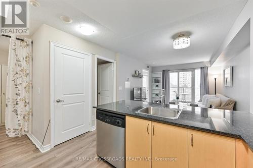 518 - 27 Rean Drive, Toronto, ON - Indoor Photo Showing Kitchen