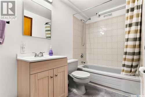 2806 Staples Bay E, Regina, SK - Indoor Photo Showing Bathroom