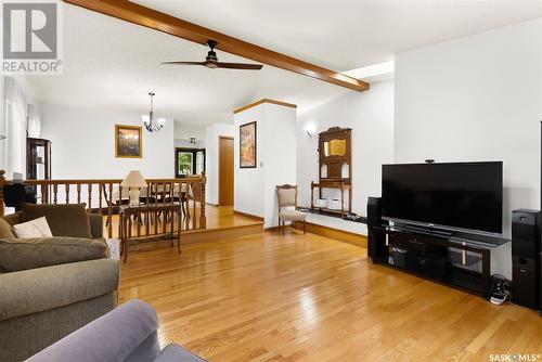 2806 Staples Bay E, Regina, SK - Indoor Photo Showing Living Room