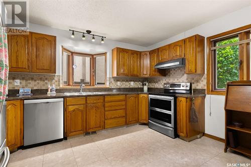 2806 Staples Bay E, Regina, SK - Indoor Photo Showing Kitchen With Double Sink