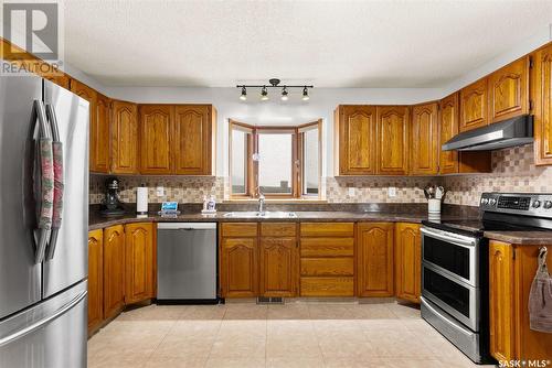 2806 Staples Bay E, Regina, SK - Indoor Photo Showing Kitchen With Stainless Steel Kitchen With Double Sink