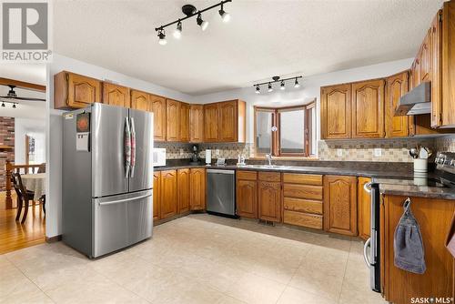 2806 Staples Bay E, Regina, SK - Indoor Photo Showing Kitchen With Double Sink