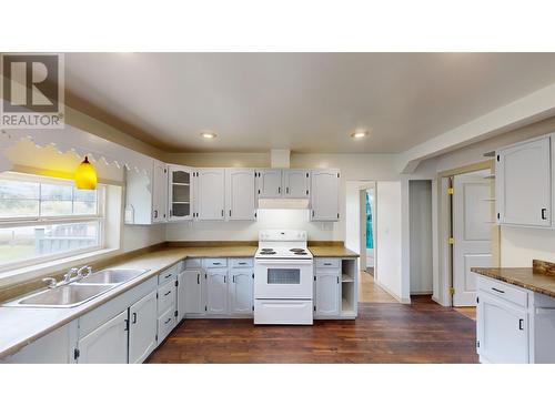 1562 Maple Drive, Quesnel, BC - Indoor Photo Showing Kitchen With Double Sink