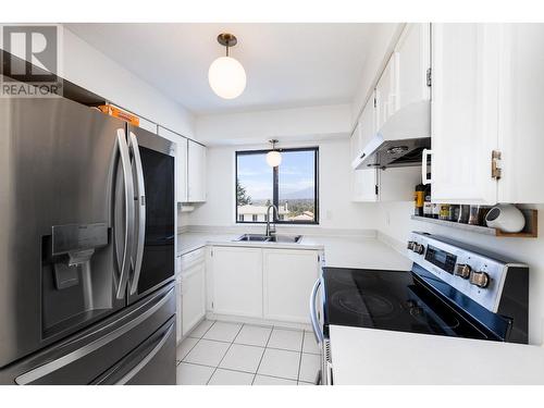 7871 Morley Street, Burnaby, BC - Indoor Photo Showing Kitchen With Double Sink