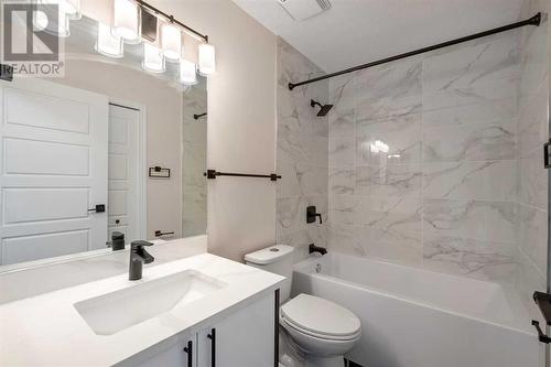 135 Mt Apex Crescent Se, Calgary, AB - Indoor Photo Showing Bathroom