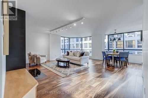 1102 - 280 Simcoe Street, Toronto, ON - Indoor Photo Showing Living Room