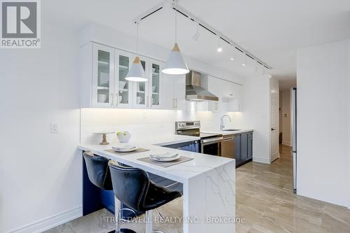 1102 - 280 Simcoe Street, Toronto, ON - Indoor Photo Showing Kitchen