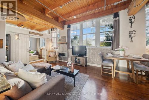 113 - 543 Timothy Street, Newmarket, ON - Indoor Photo Showing Living Room