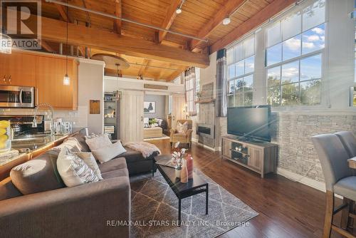 113 - 543 Timothy Street, Newmarket, ON - Indoor Photo Showing Living Room