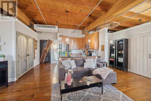 113 - 543 Timothy Street, Newmarket, ON - Indoor Photo Showing Living Room