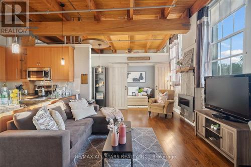 113 - 543 Timothy Street, Newmarket, ON - Indoor Photo Showing Living Room