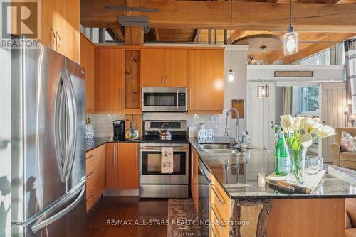 113 - 543 Timothy Street, Newmarket, ON - Indoor Photo Showing Kitchen