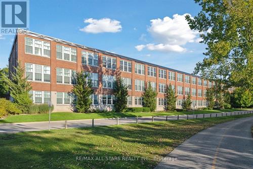 113 - 543 Timothy Street, Newmarket, ON - Outdoor With Facade