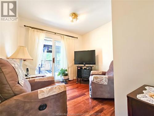 8 Lancefield Place, Chatham, ON - Indoor Photo Showing Living Room