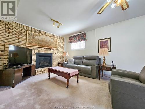 8 Lancefield Place, Chatham, ON - Indoor Photo Showing Living Room With Fireplace