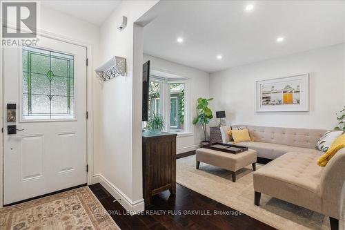 5042 Brady Avenue, Burlington, ON - Indoor Photo Showing Living Room